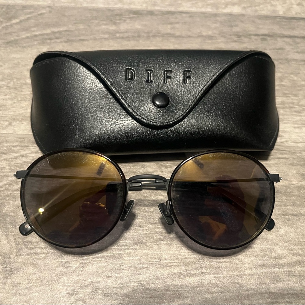 Diff Eyewear Black Round Sunglasses